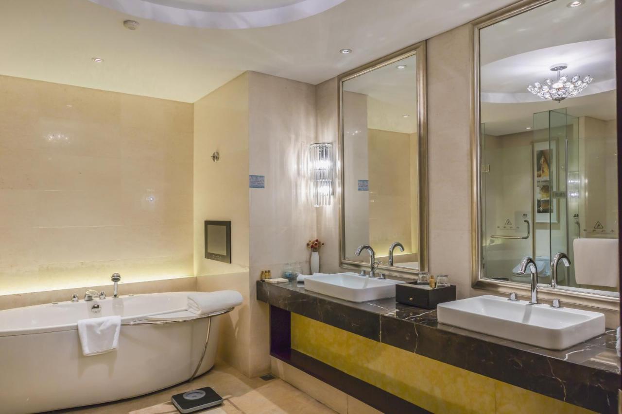 Wyndham Xinyang Downtown Hotel Exterior photo