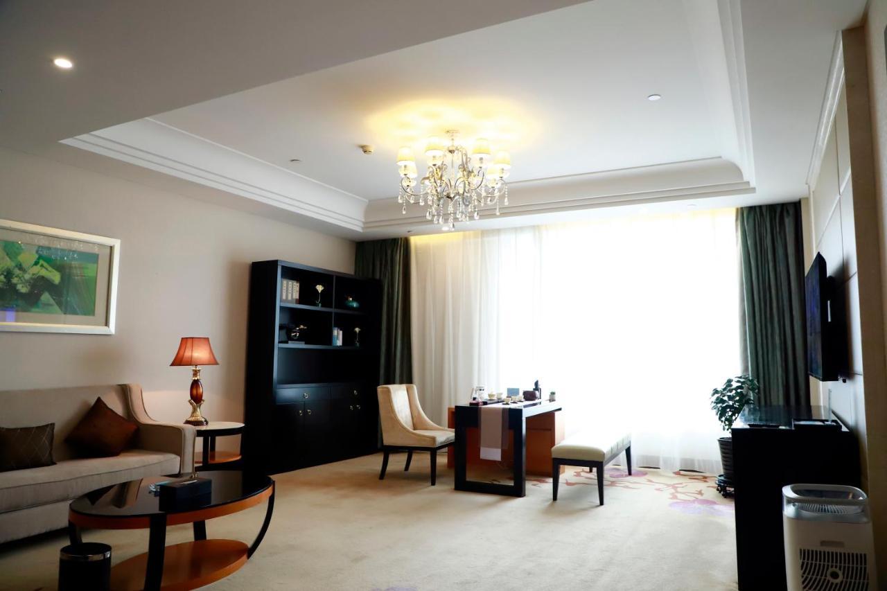 Wyndham Xinyang Downtown Hotel Exterior photo