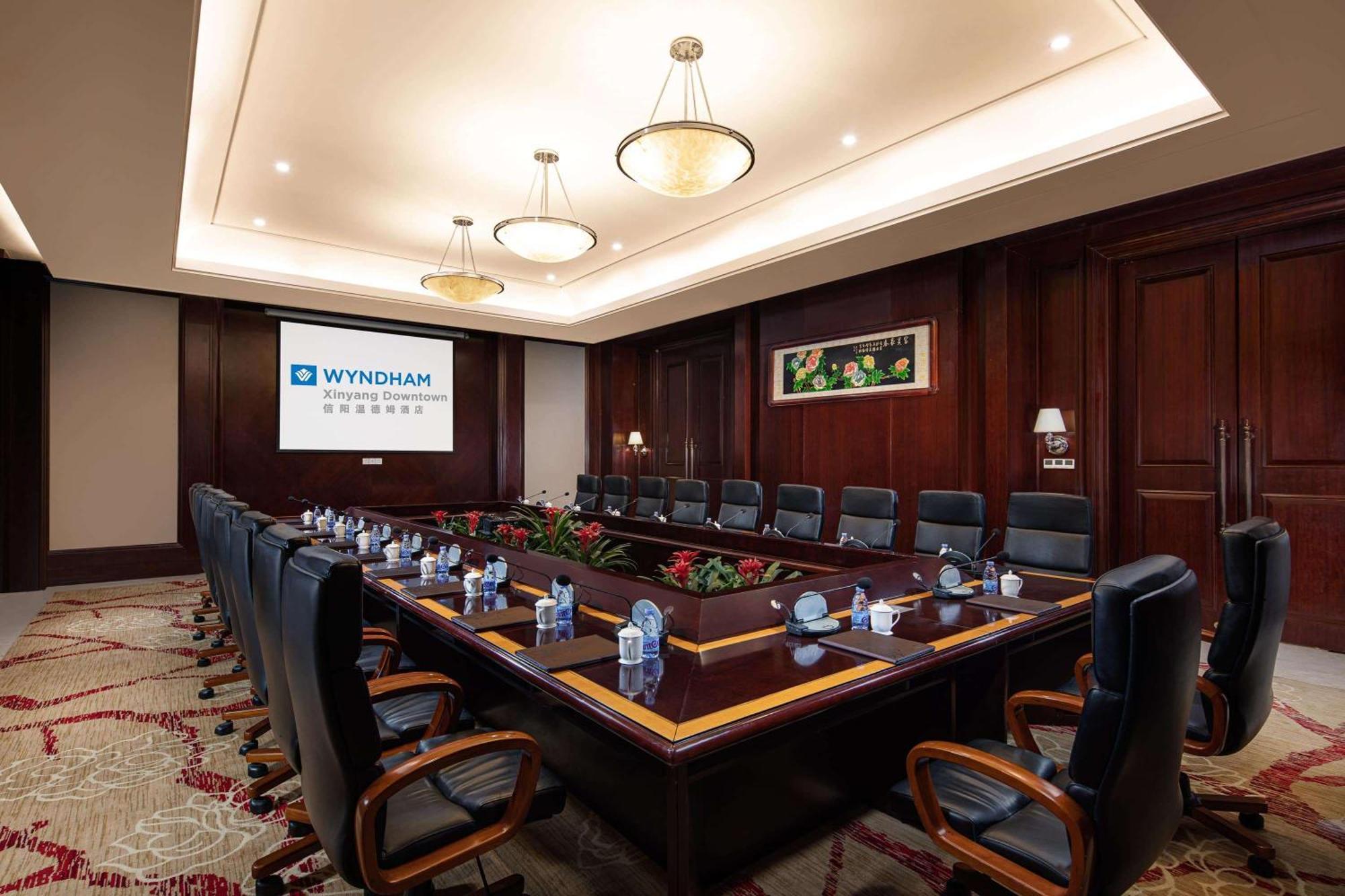 Wyndham Xinyang Downtown Hotel Exterior photo