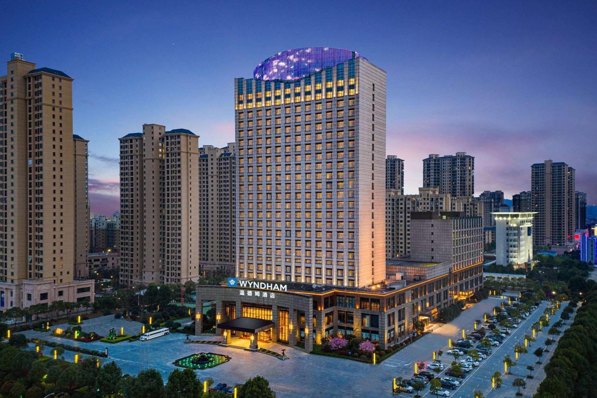 Wyndham Xinyang Downtown Hotel Exterior photo